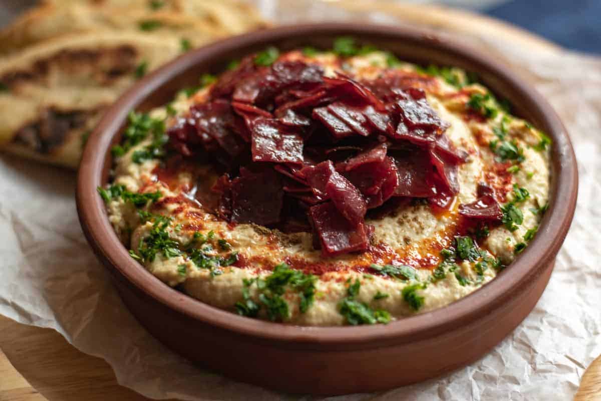 turkish hummus with pastirma