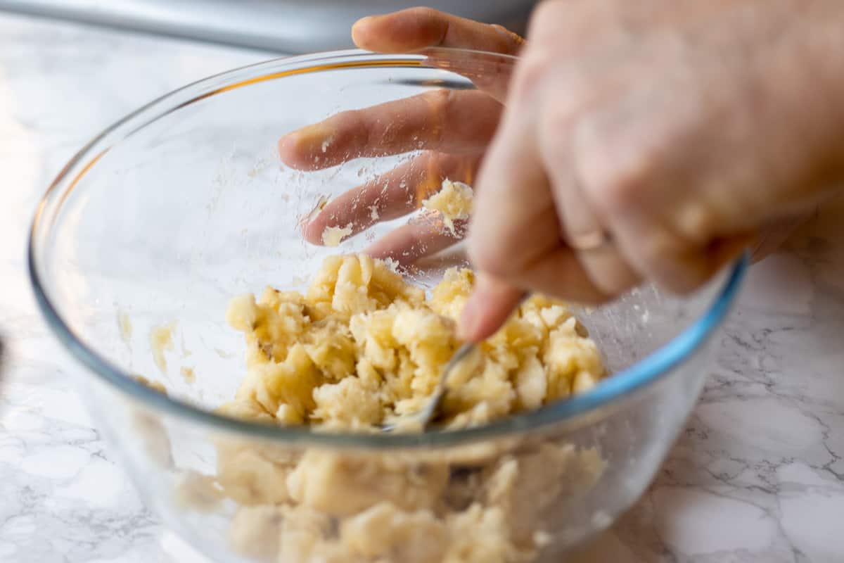Puréing the bananas with a fork