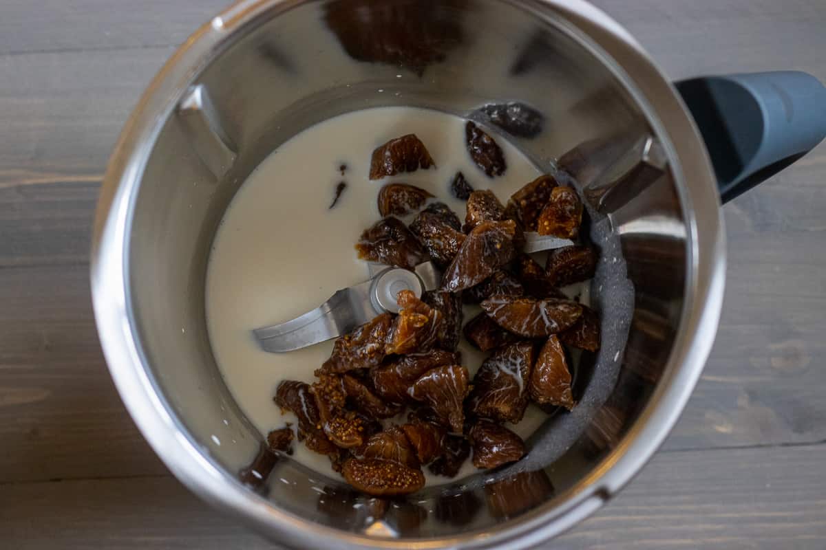 dried figs are placed in a thermomix bowl along with milk