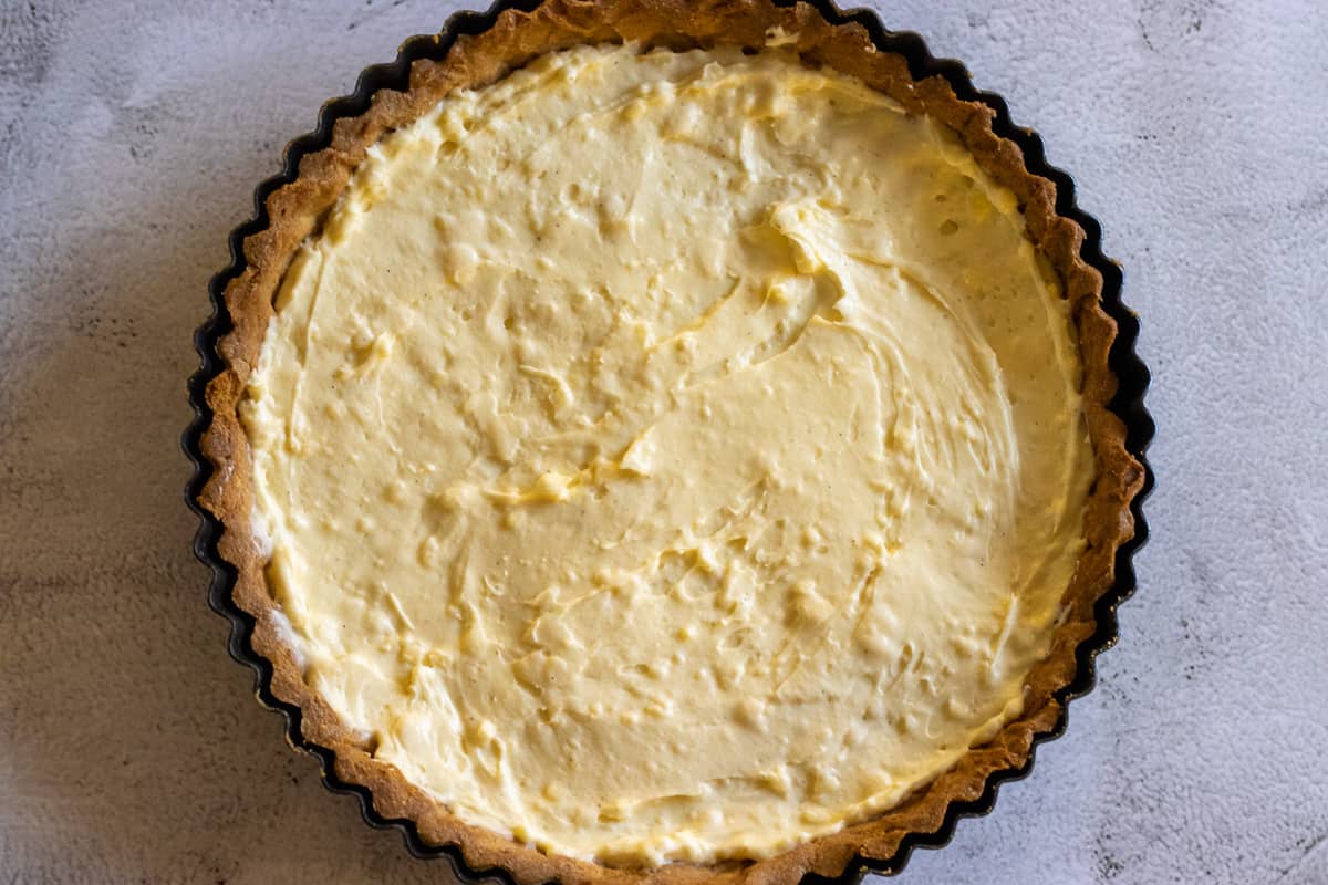 diplomat cream is placed in sweet pastry case