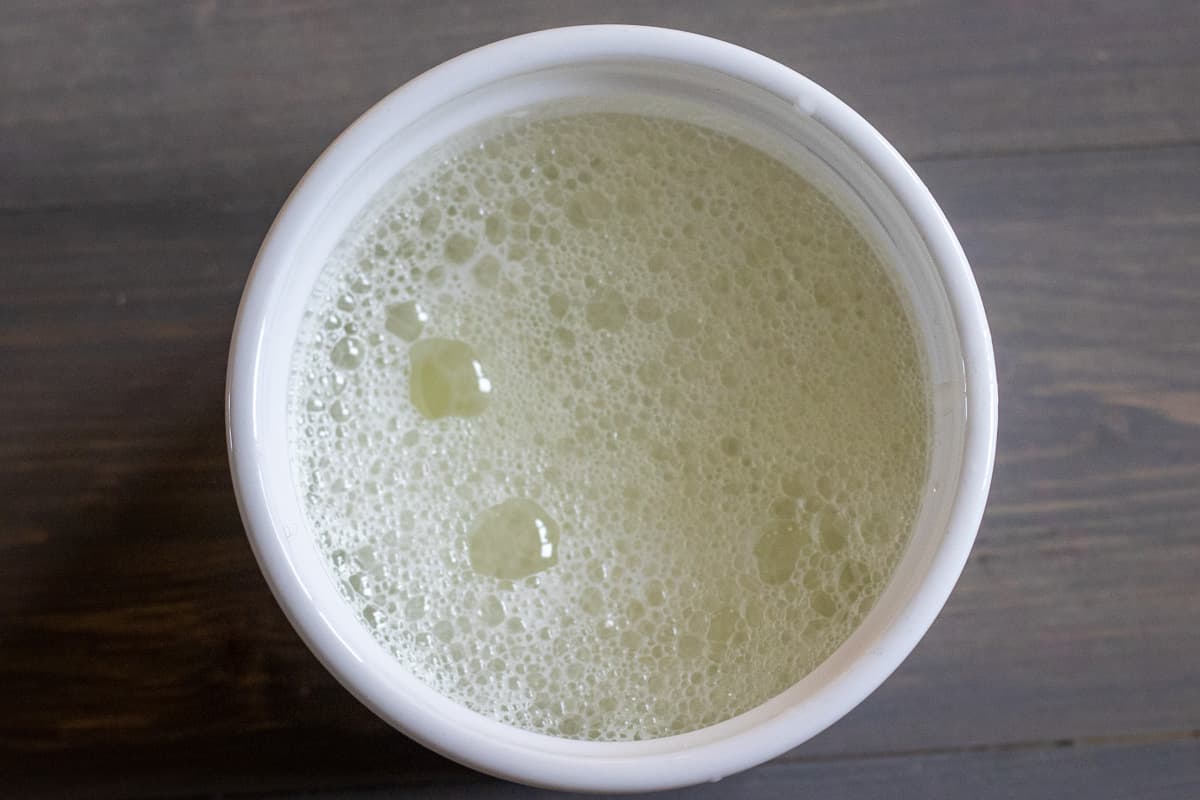 lemon juice and bicarbonate of soda are mixed in a bowl