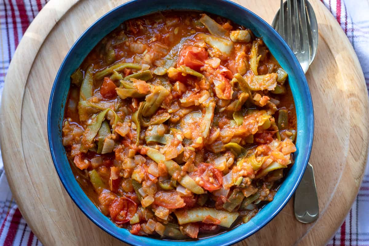 turkish green beans are served in a bowl