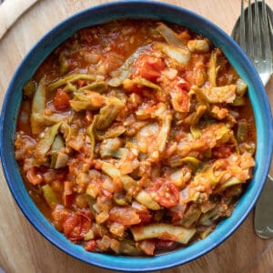 A bowl of fresh bean stew with tomatoes and onions