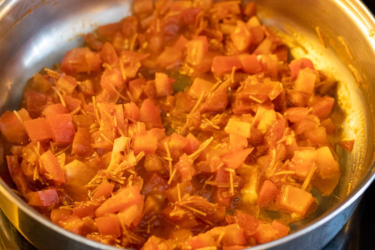 the tomatoes are added to vermicelli