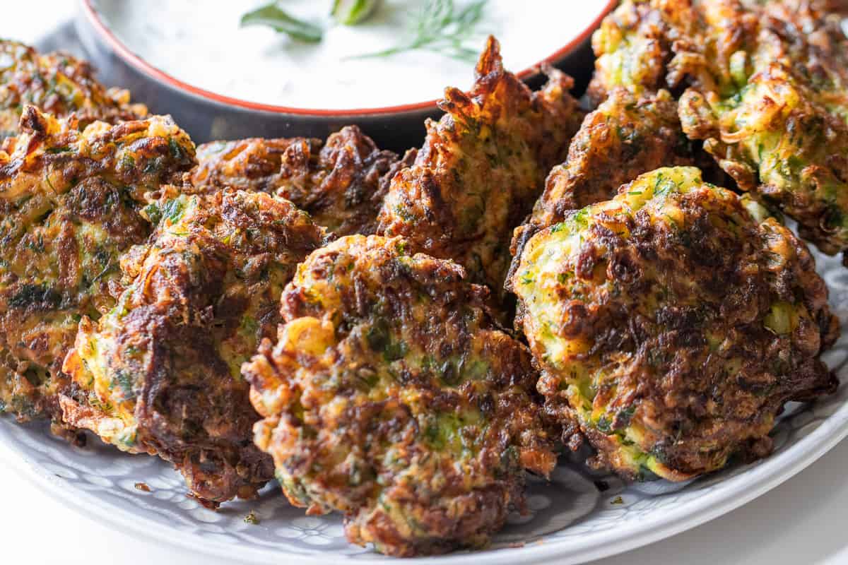 8 pieces of mucver served with yogurt dip