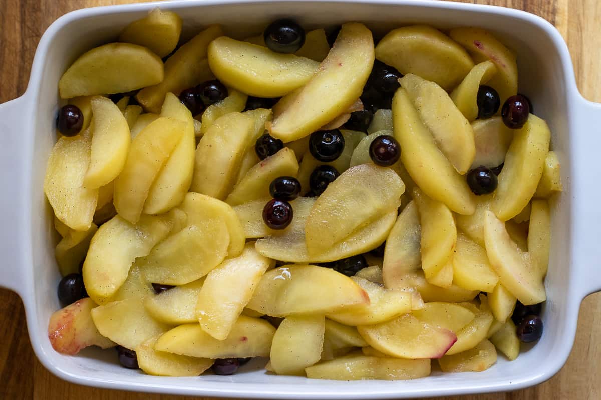 apple and blueberry mixture is placed in a baking dish