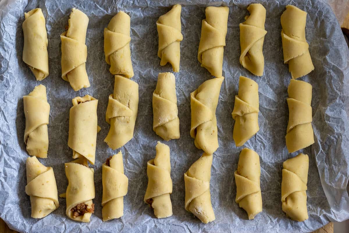 the cookies are lined on a baking tray