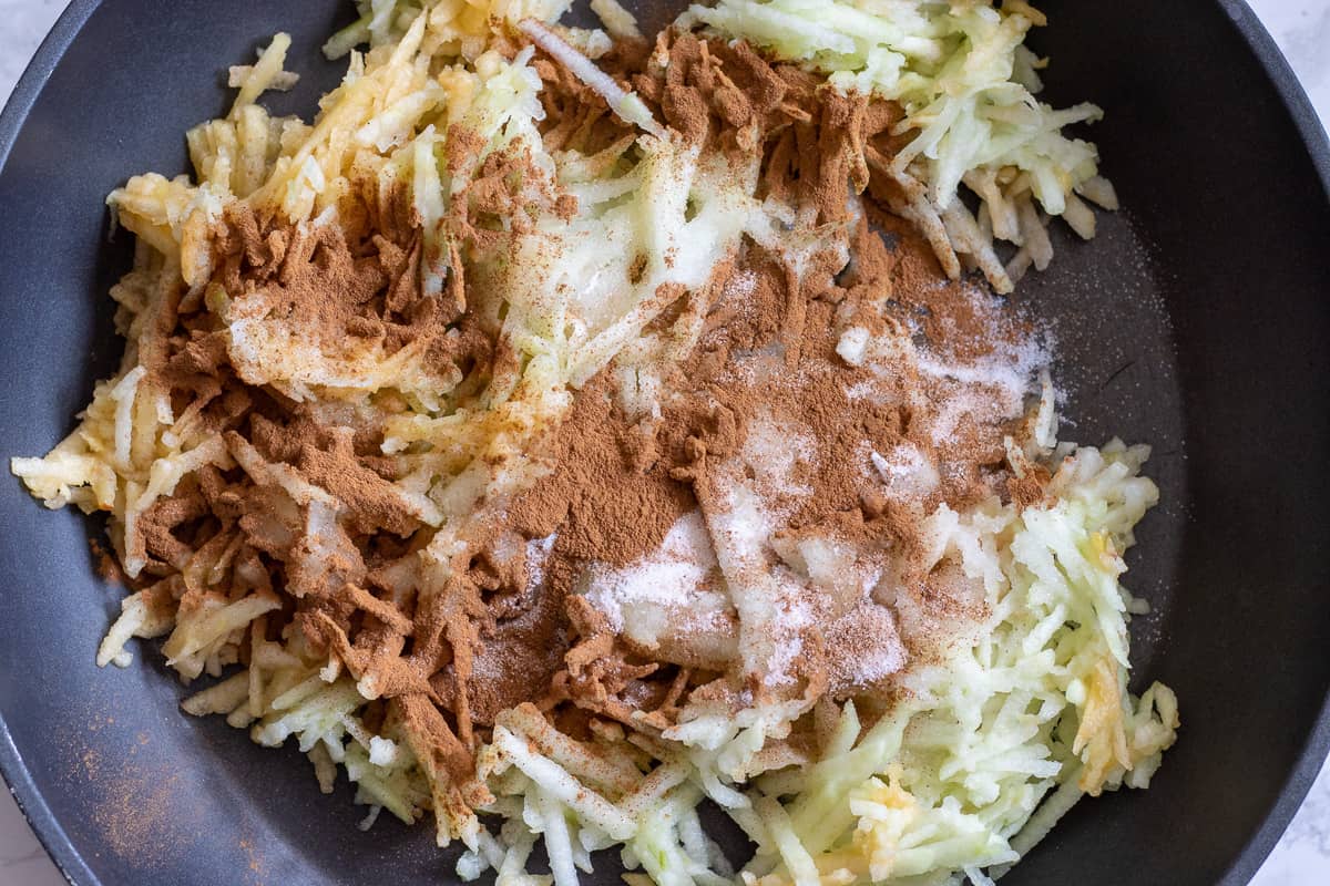 cooking the grated apples with sugar and cinnamon