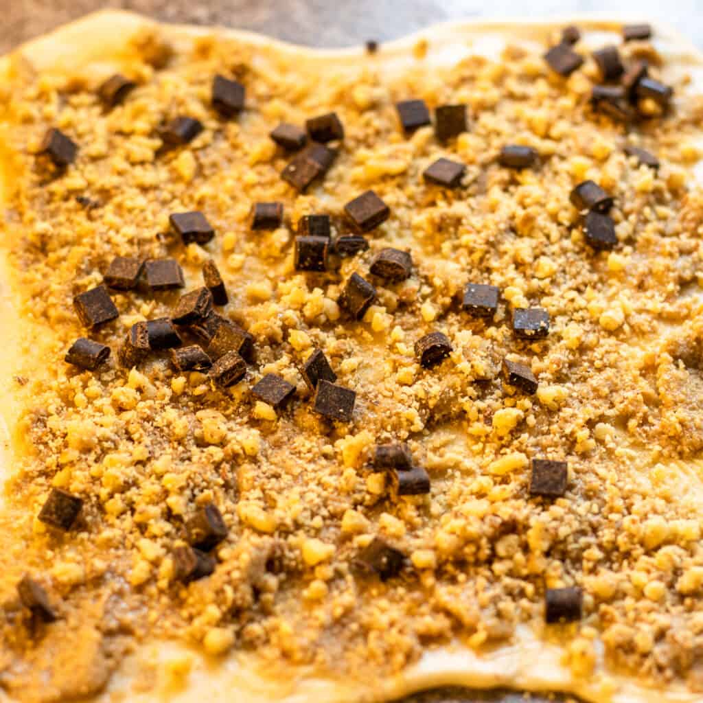 Spread the tahini mixture and sprinkle on walnuts and chocolate