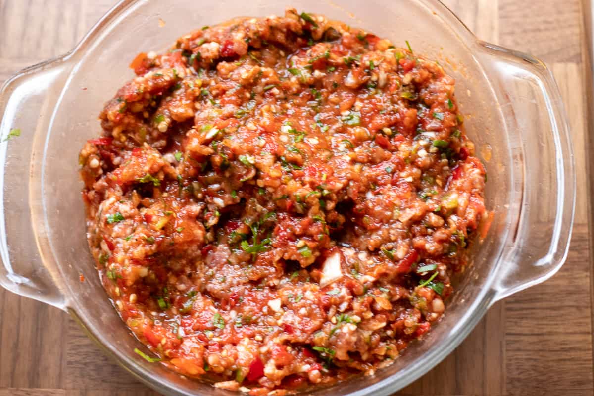 mix the chopped vegetables with minced meat and spices