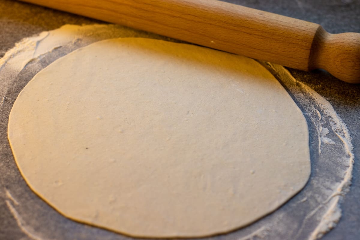 roll a dough ball out size of 25 cm dia