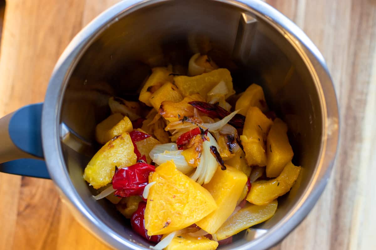 The roasted vegetable are transferred in Thermomix bowl
