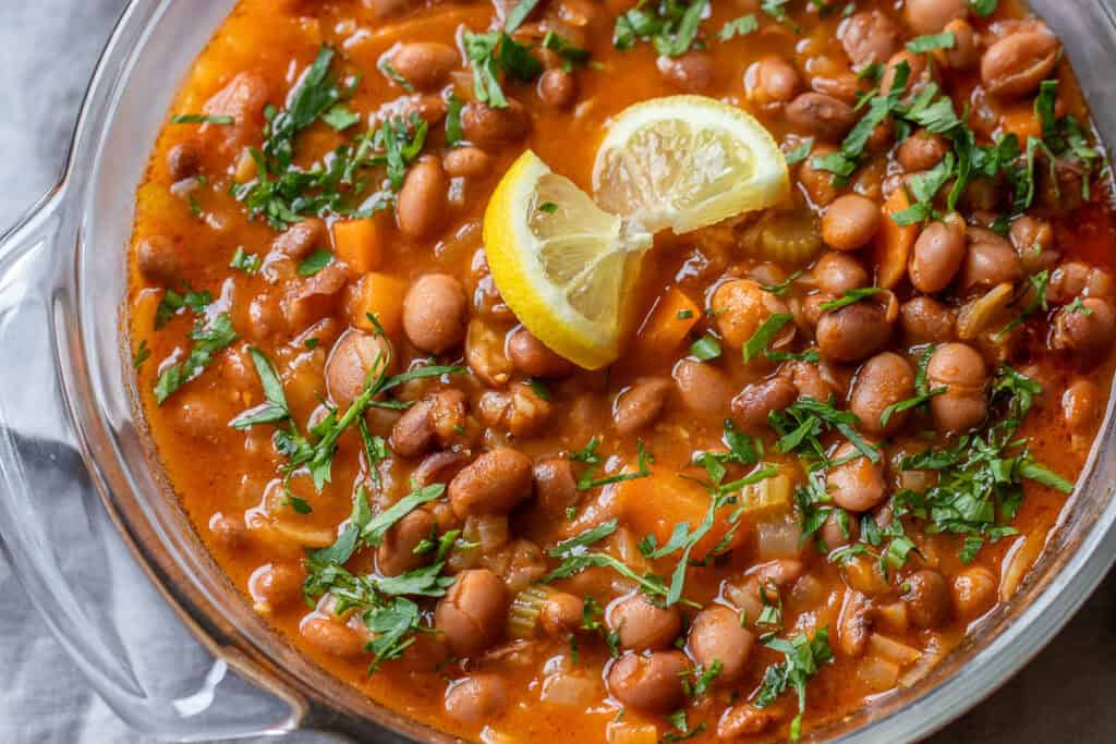 barbunya garnished with fresh parsley