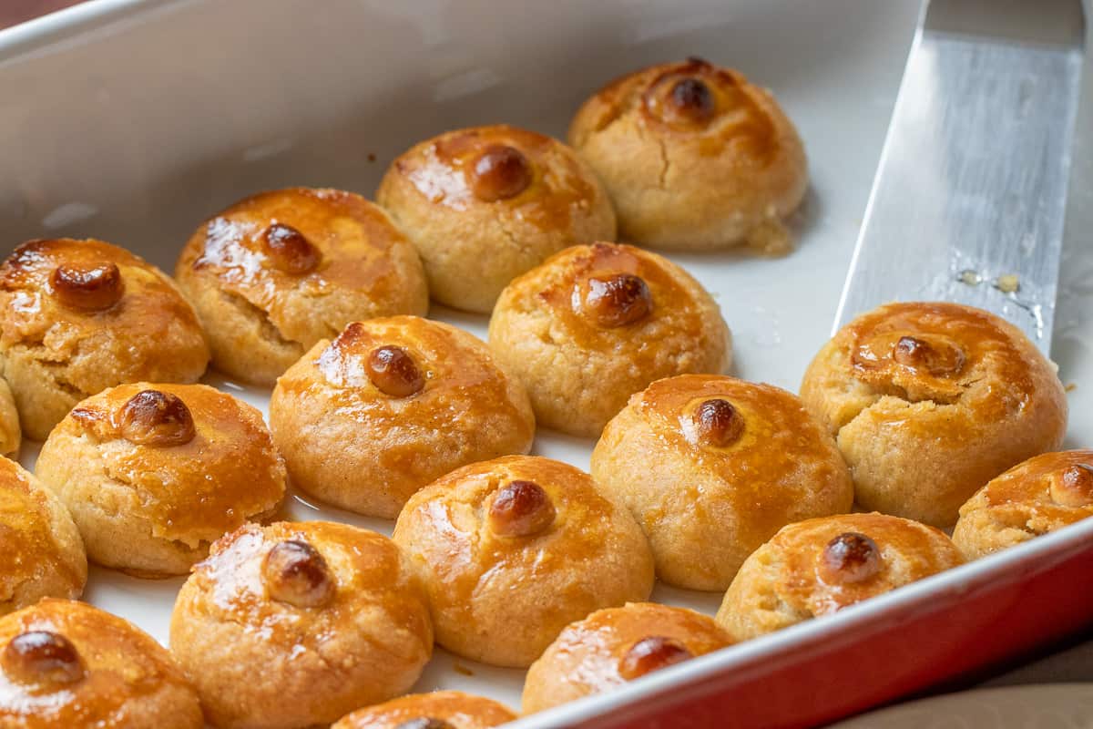 serving sekerpare dessert from a tray