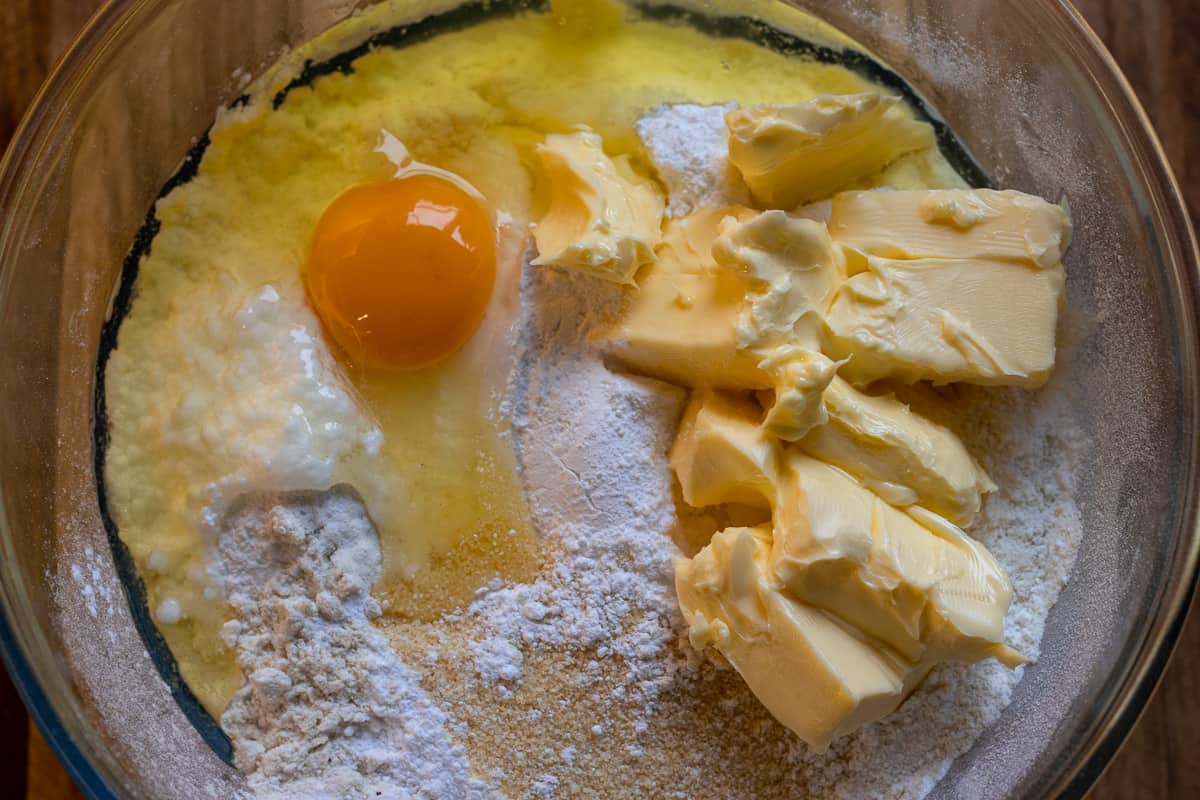 sugar, butter, egg, semolina and flour are placed in a bowl to make semolina cookies