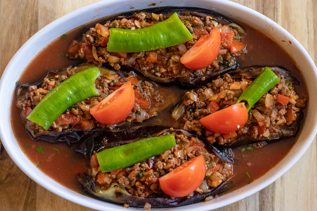 4 aubergines are filled with mince filling