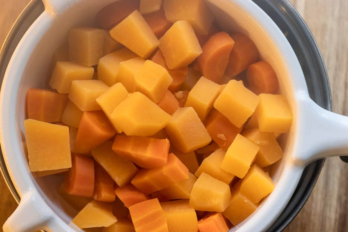 Draining the cooked vegetables on a colander