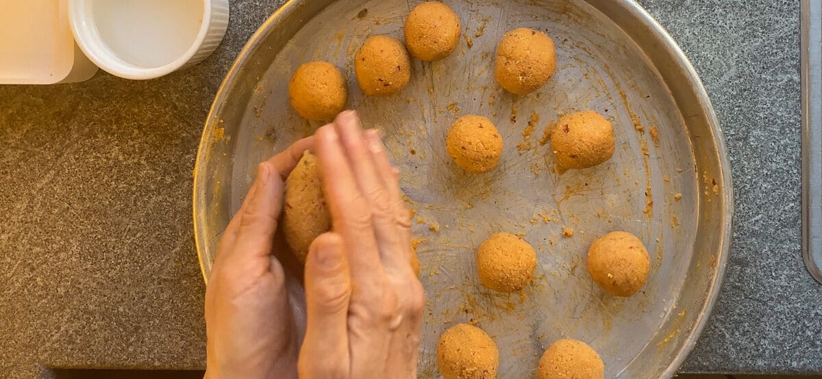 shaping icli kofte between palms