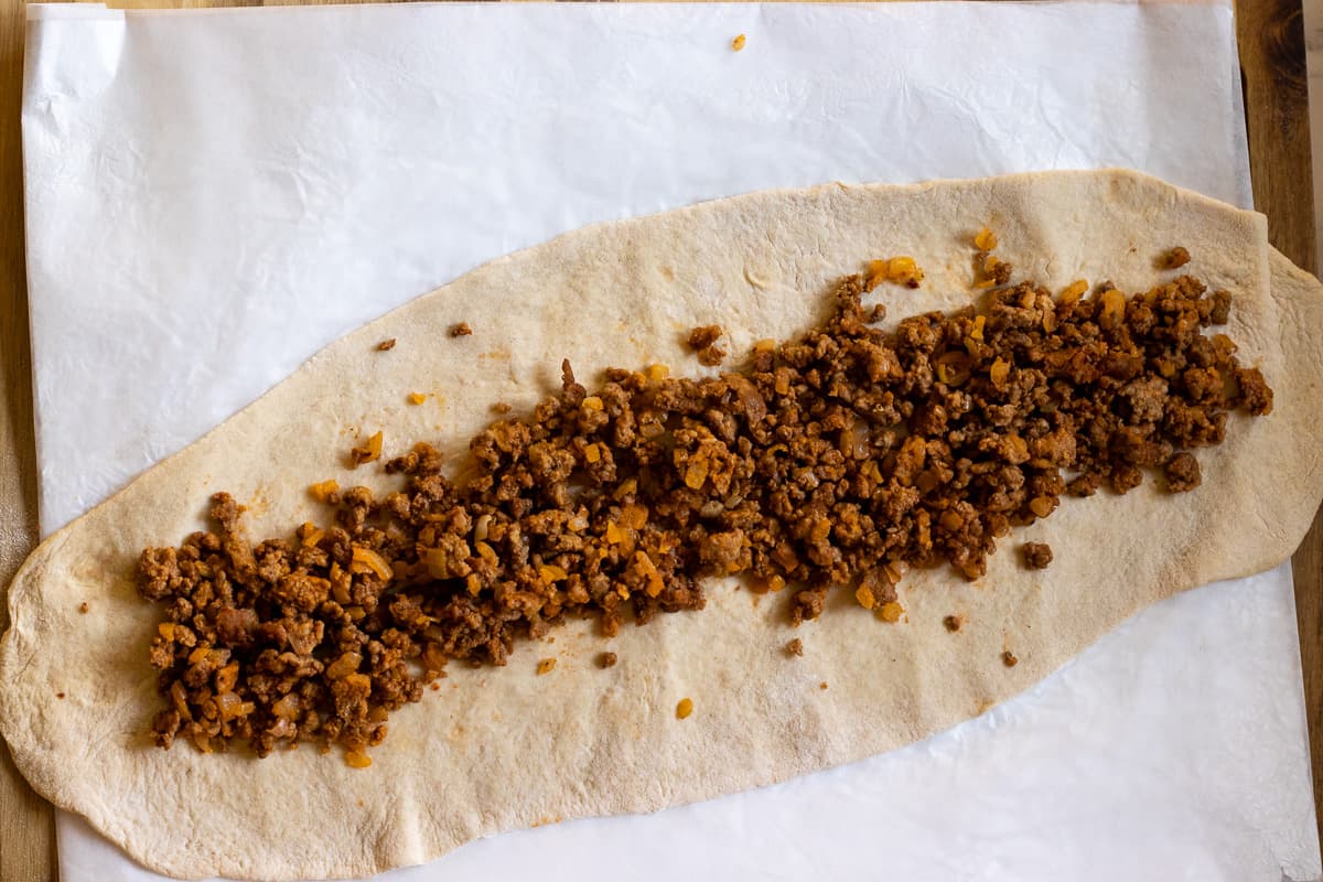 Quarter of the filling is spread on the dough