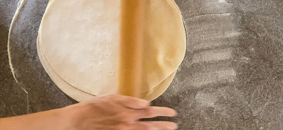 roll the circles size of 25 cm