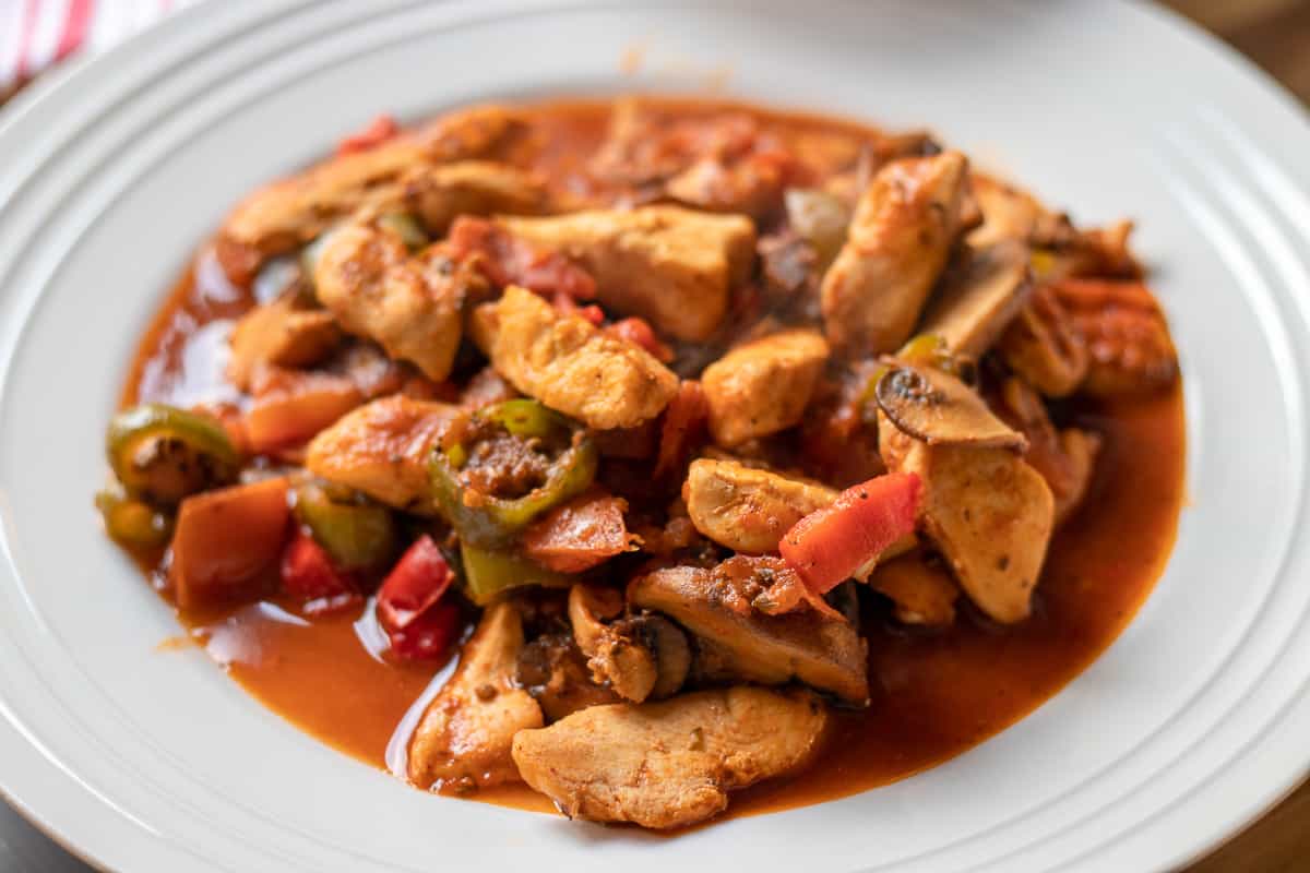 Healthy tavuk sote served on a plate