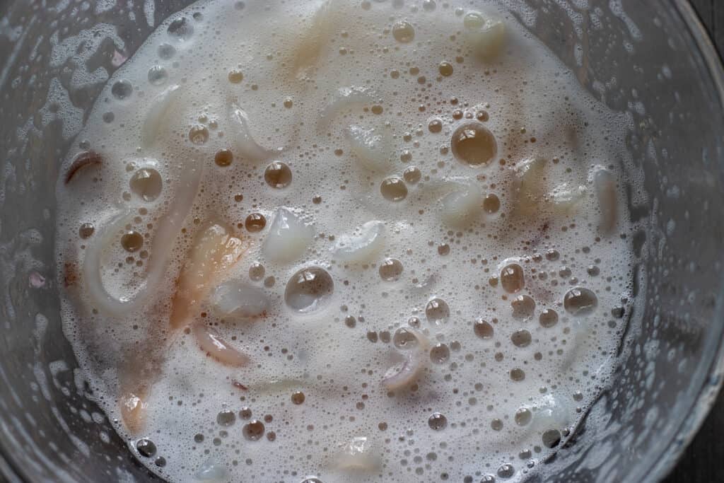 pour soda water on calamari rings