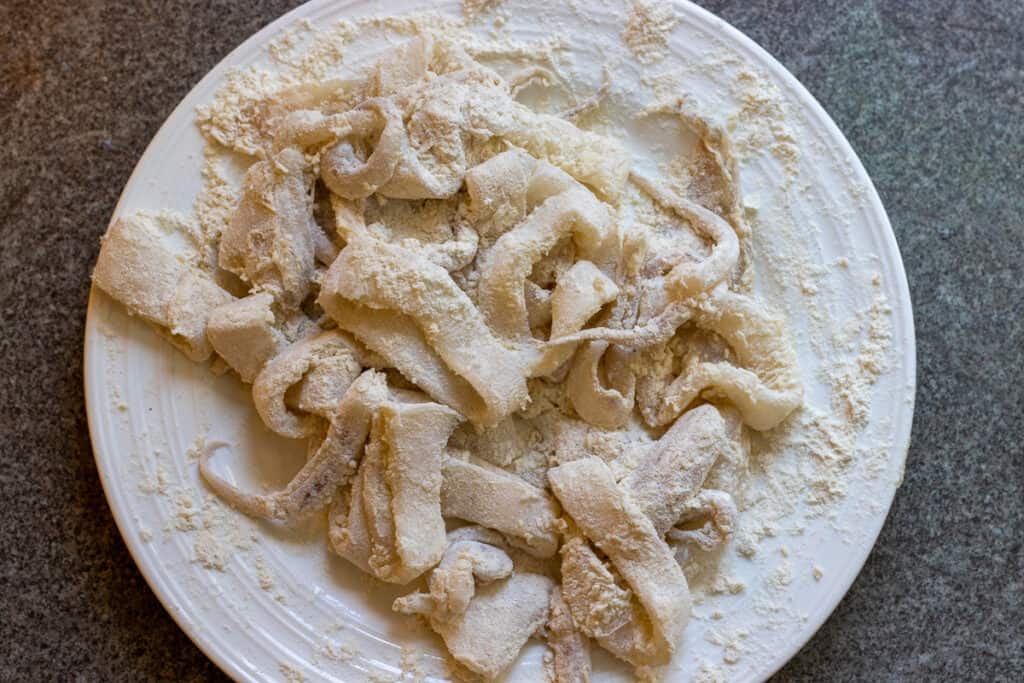 cover the calamari with flour