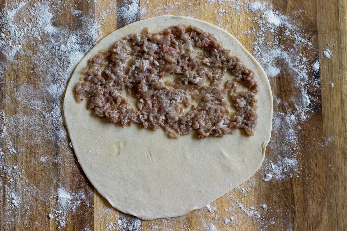 1 tablespoon of filling is scattered on the half of the circle