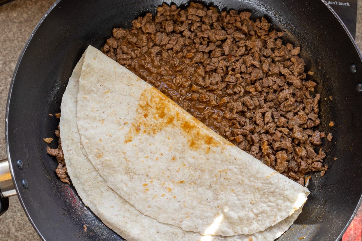 A piece of wrap placed on tantuni to soak the juices from the meat