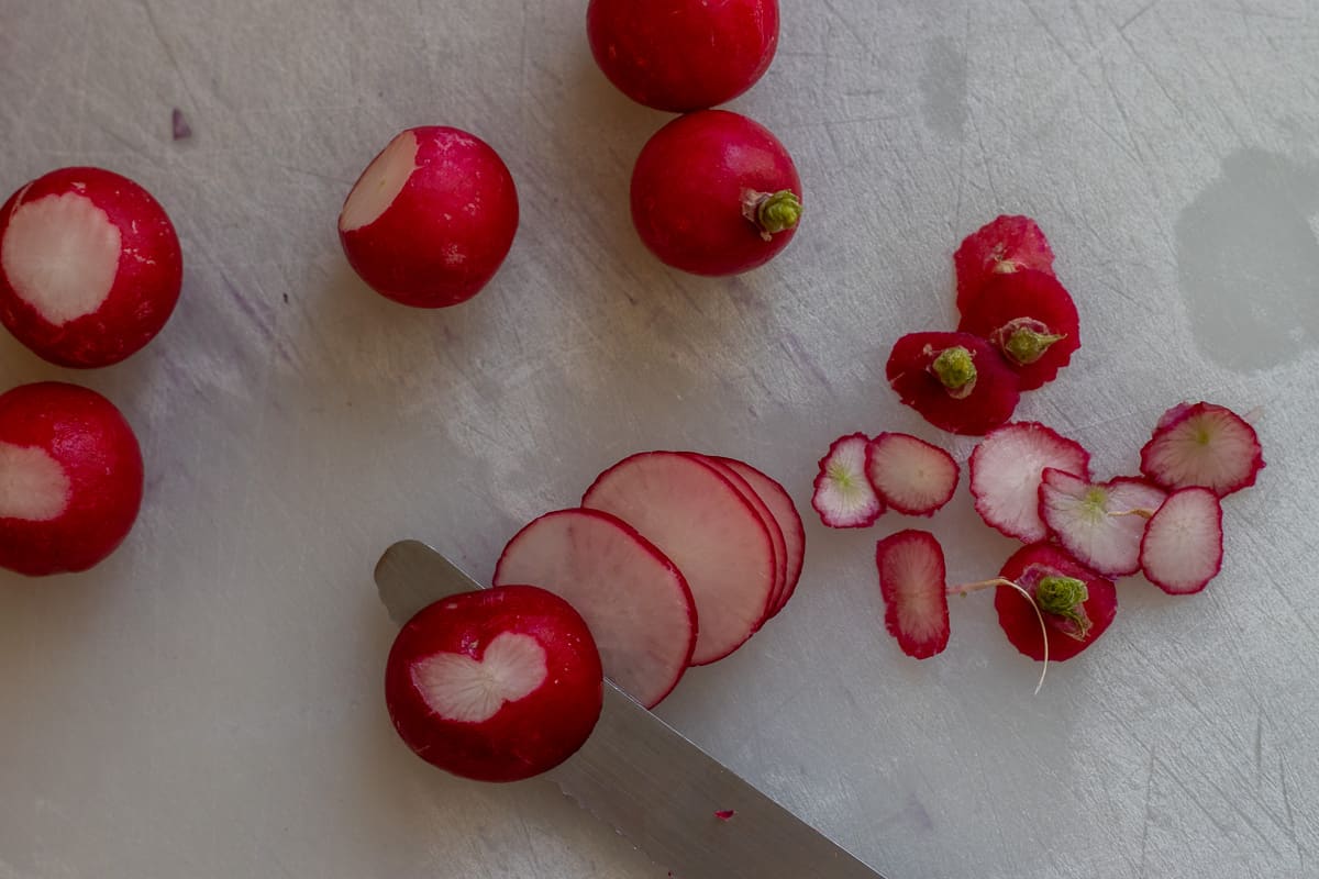 5 whole and 1 sliced radishes
