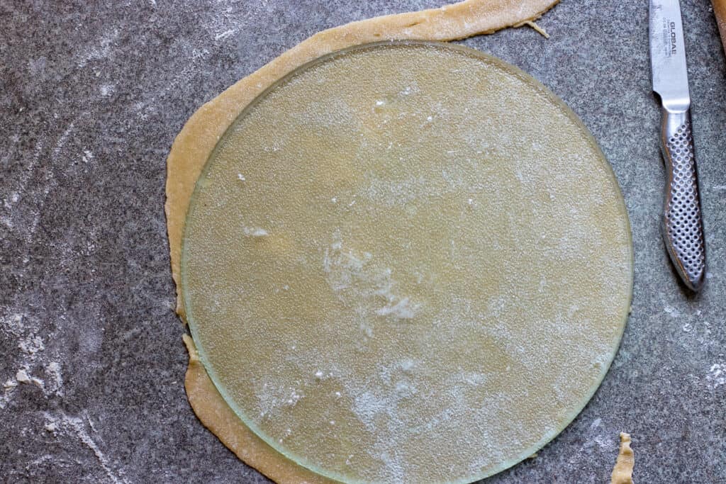Trimming a dough circle.