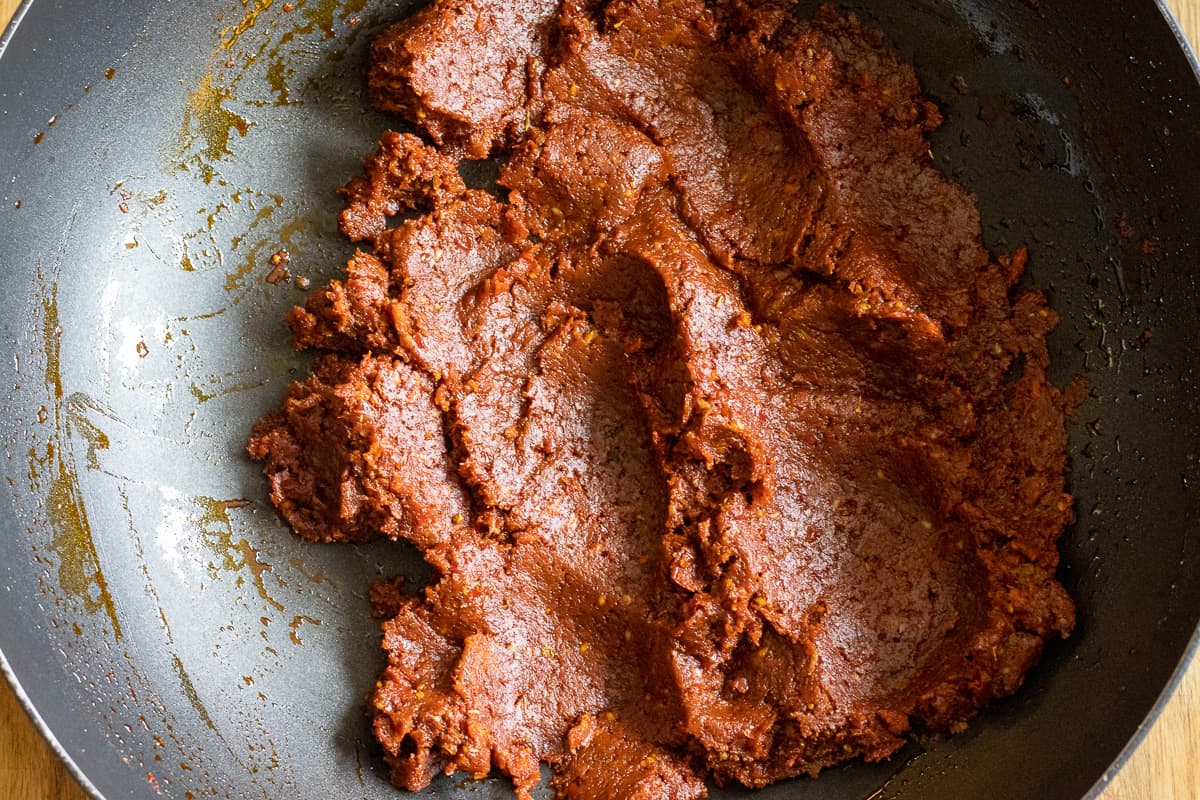 mix everything and let the mixture cool down