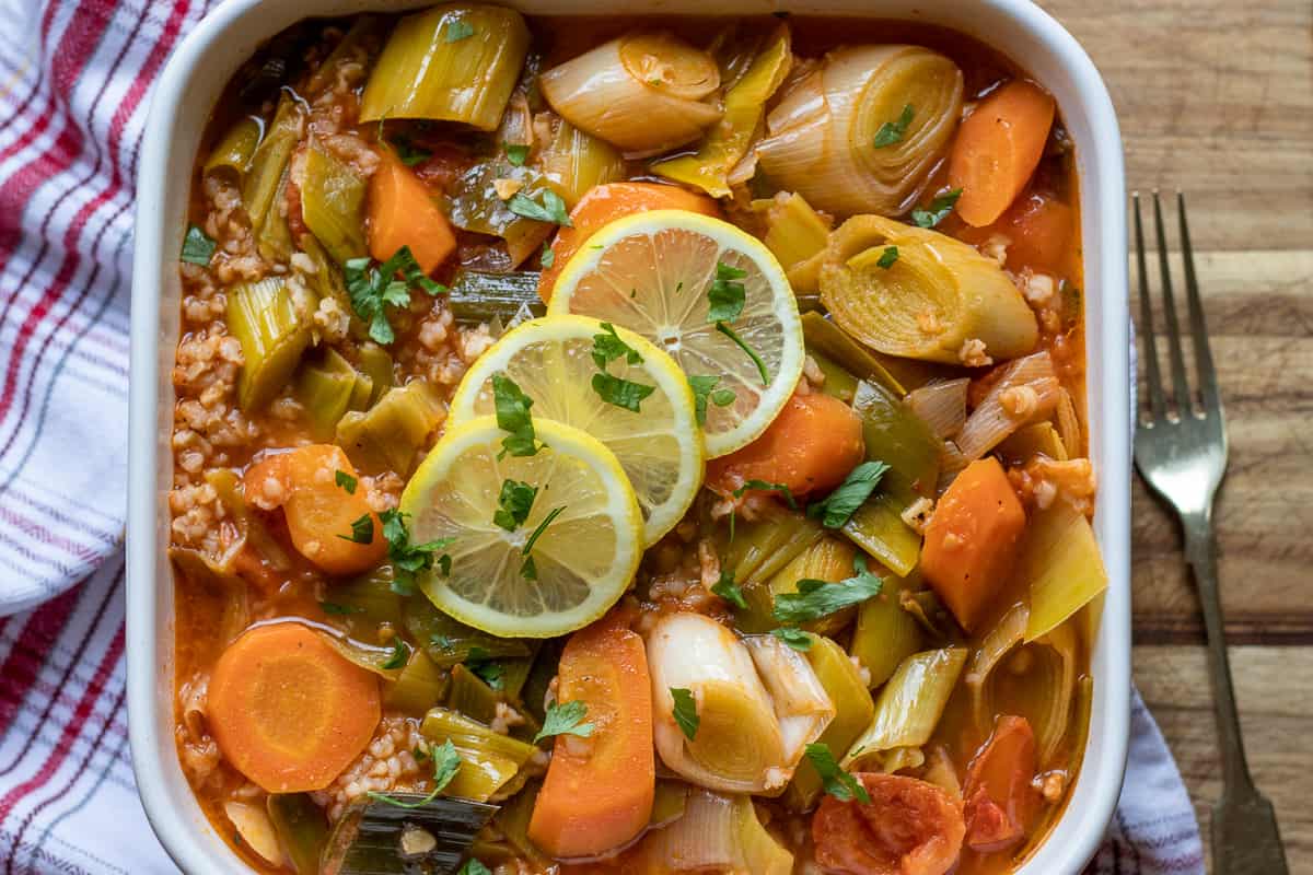 zeytinyagli pırasa yemeği served at room, temperature