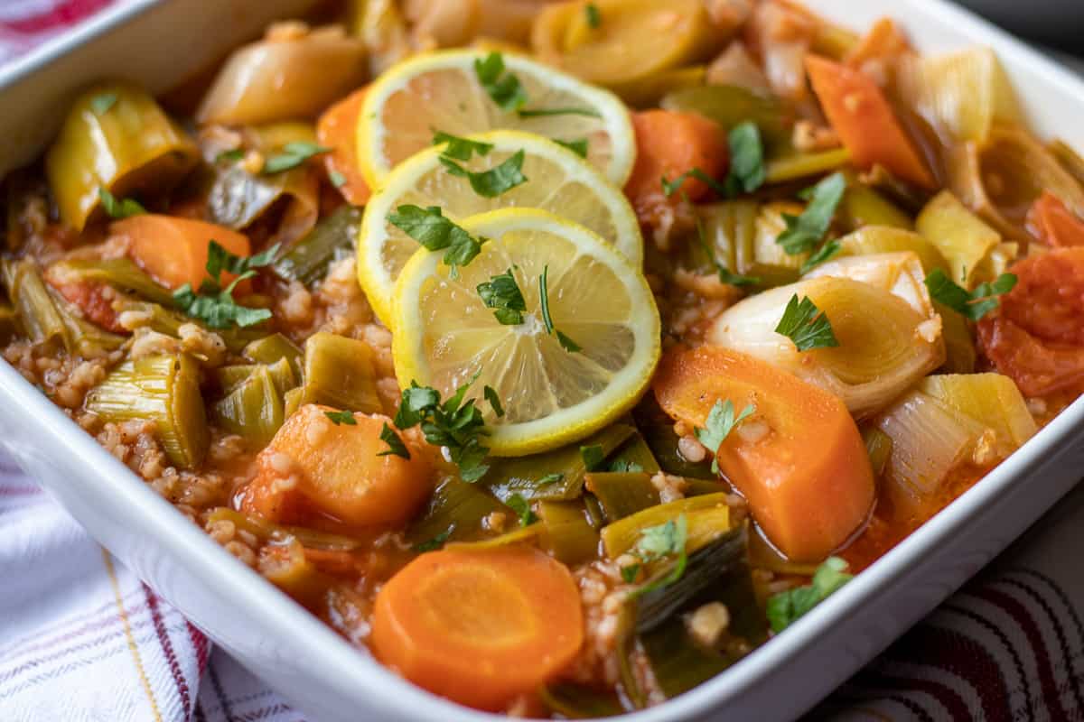 zeytinyağlı pırasa yemeği - Turkish braised leeks served with lemon slices