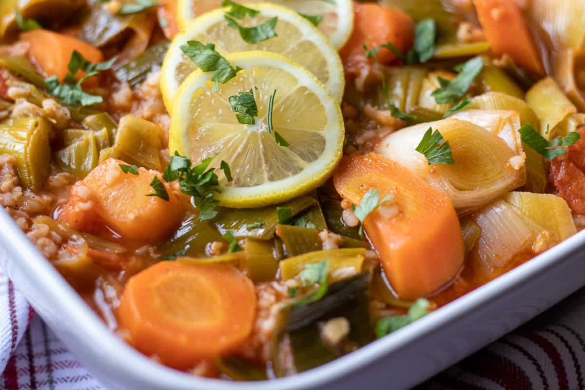 zeytinyağlı pırasa served with lemon slices