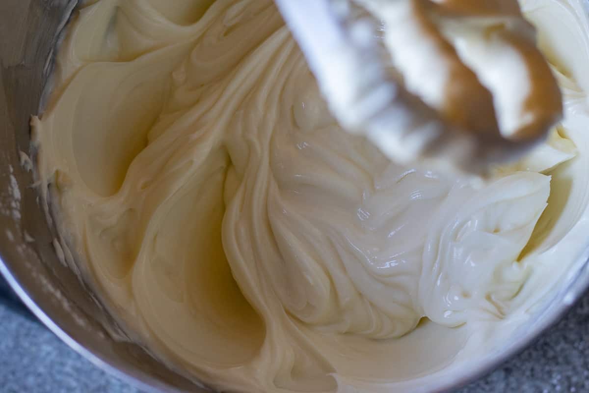 icing sugar and cream cheese are mixed in a bowl