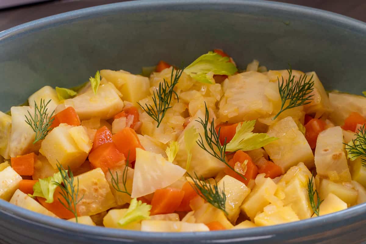 Zeytinyagli kereviz yemeği