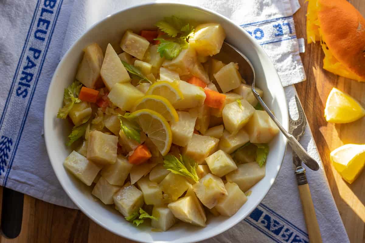 kereviz Yemegi served with lemon slices