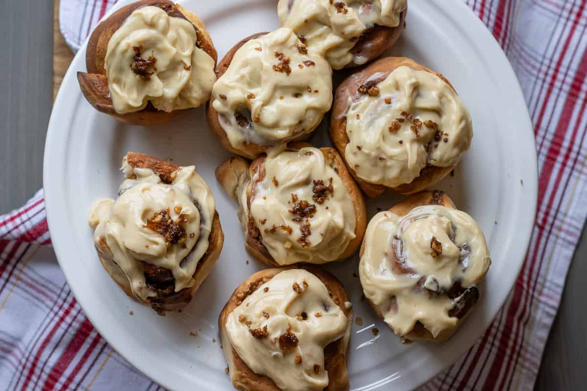 8 pieces of cinnamon buns are baked in an air fryer