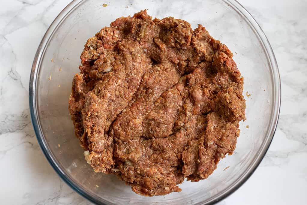 The filling for arayes in a glass bowl.