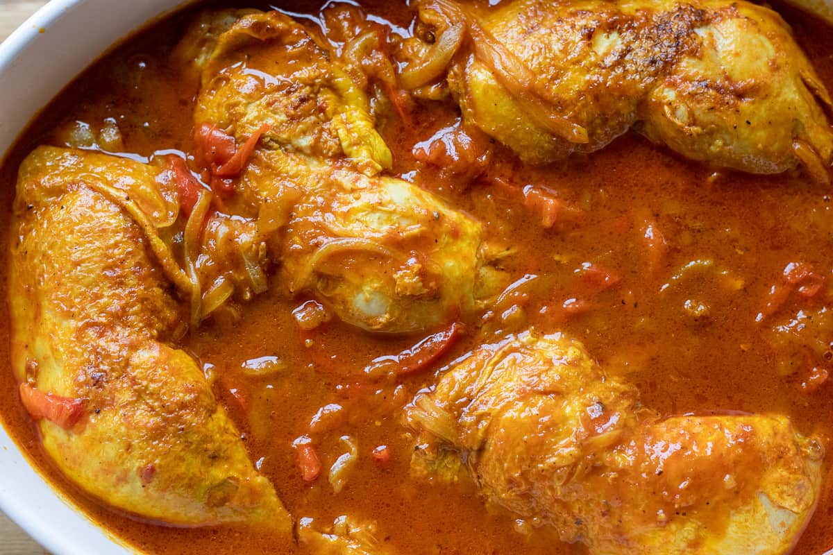 chicken pieces cooked in tomato and pepper sauce