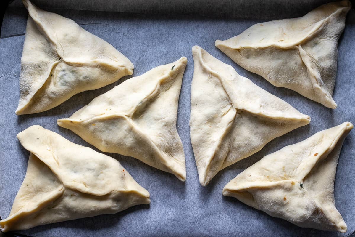 6 pieces of spinach fatayer shaped into triangles