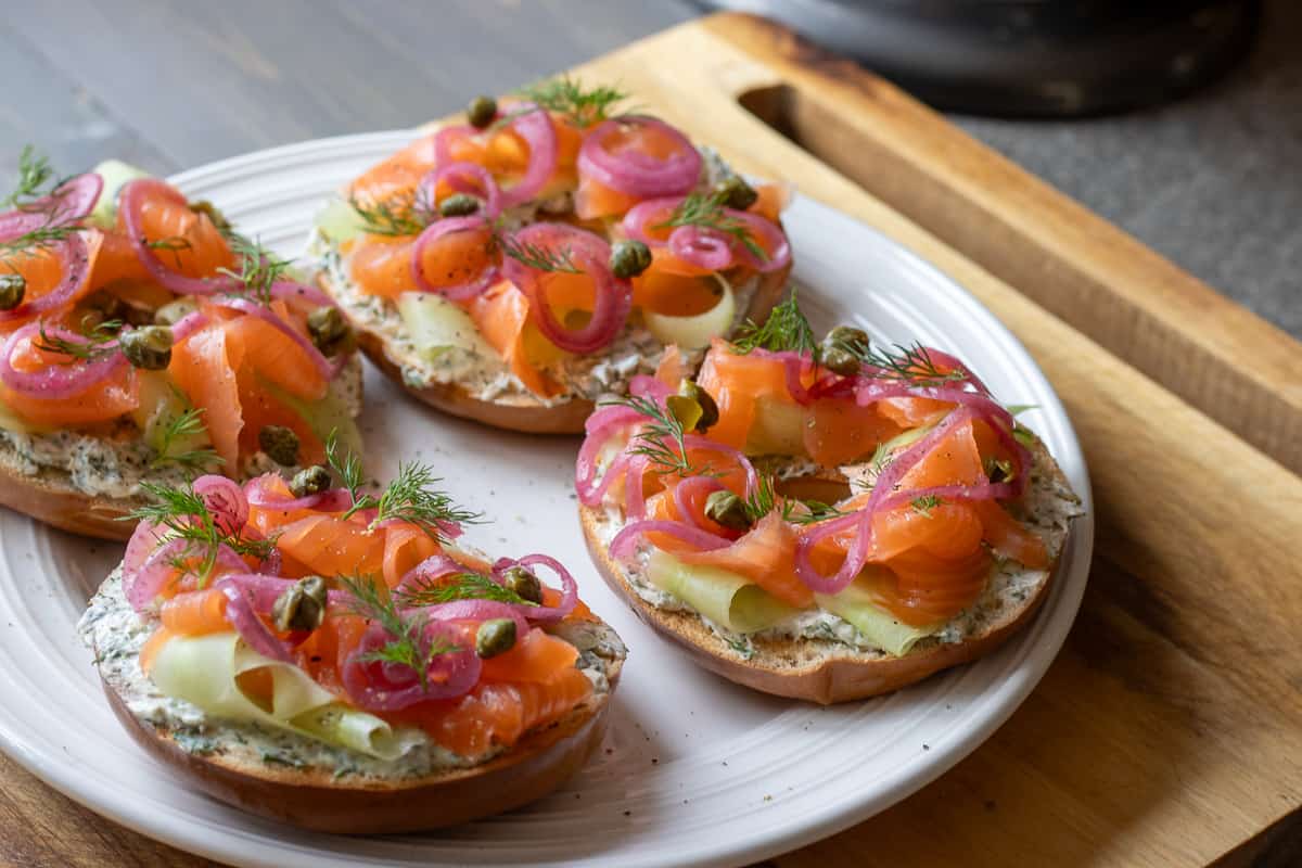4 halves of bagels topped with smoked salmon and cream cheese