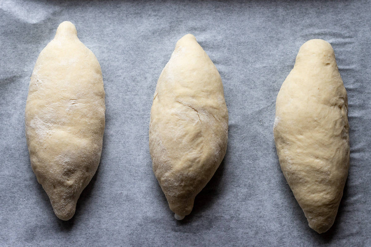 3 pieces of bouillon bread are placed on a baking sheet