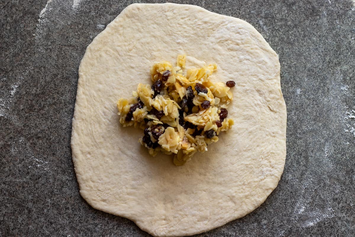 quarter of the filling is placed in the middle of the rolled out dough ball
