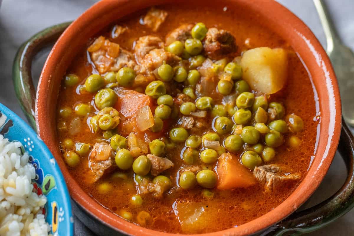 etli bezelye yemego served with rice