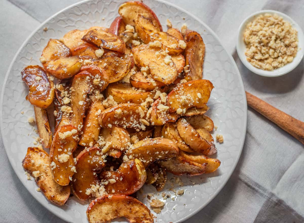 Apple slices with cinnamon and walnuts