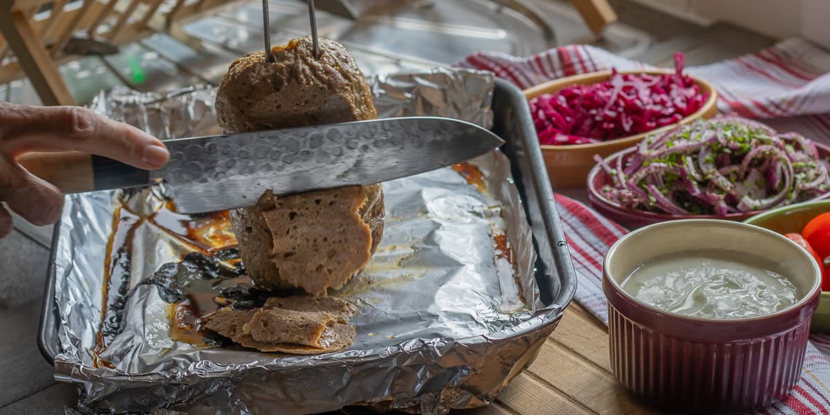 slicing Turkish doner kebab