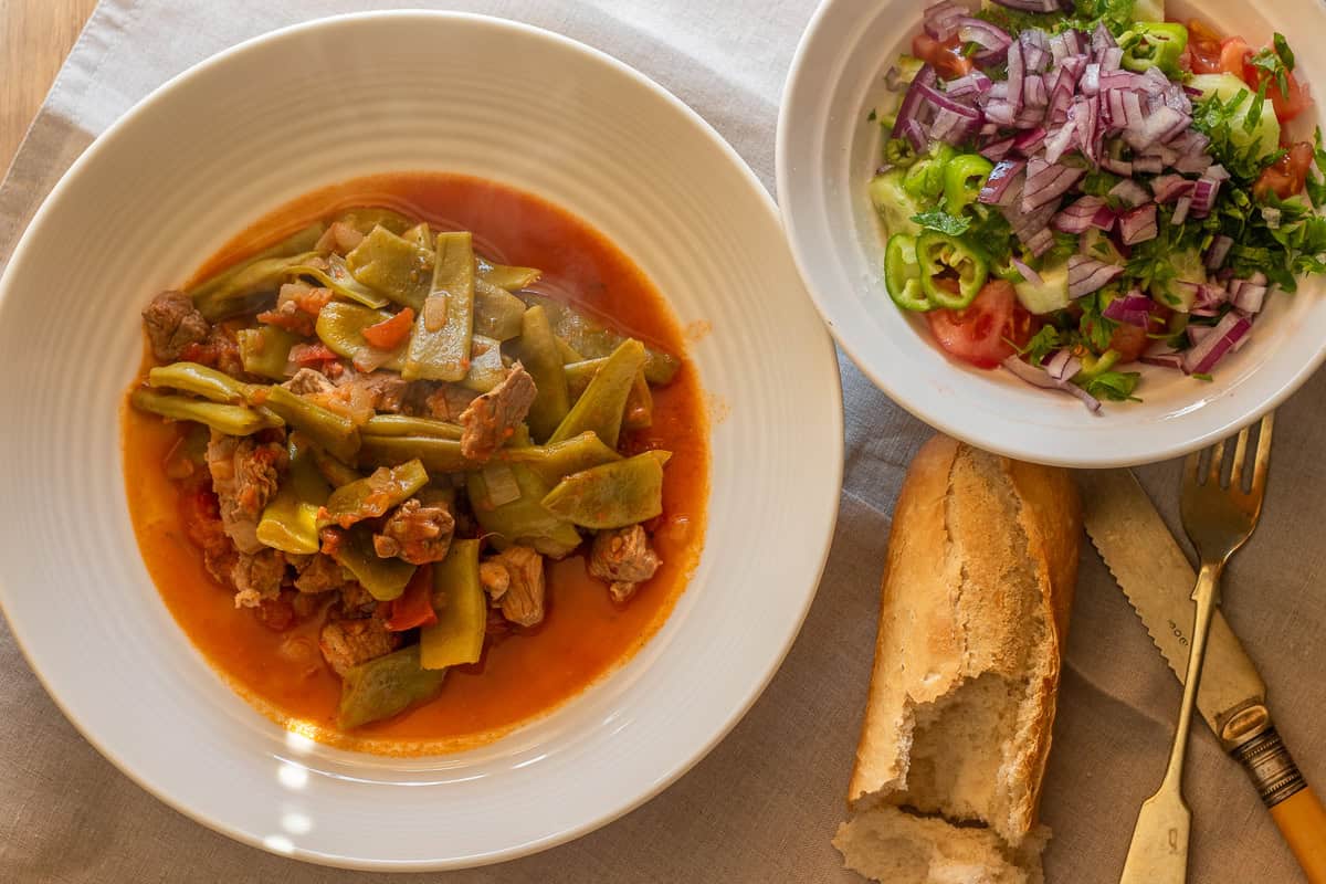 etli taze fasulye yemeği served with salad and bread