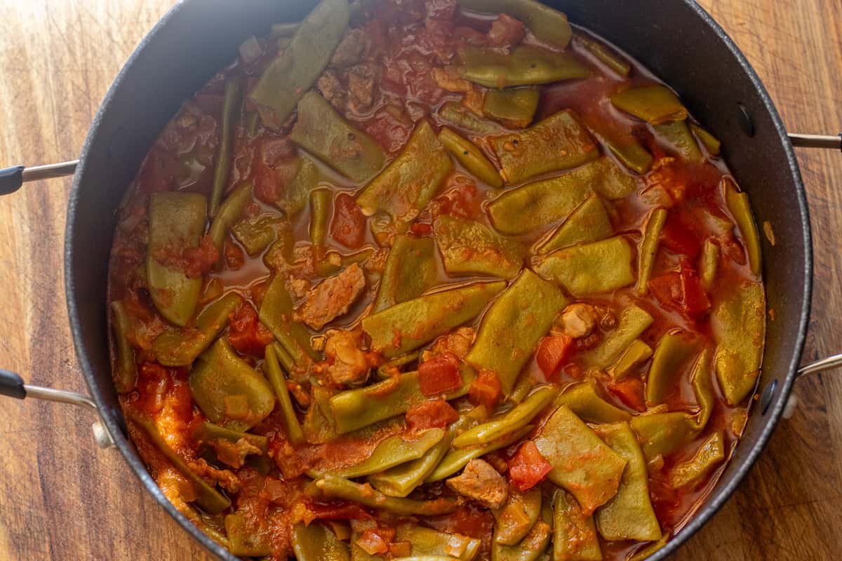 etli taze fasulye yemeği is cooked until the meat and beans are tender